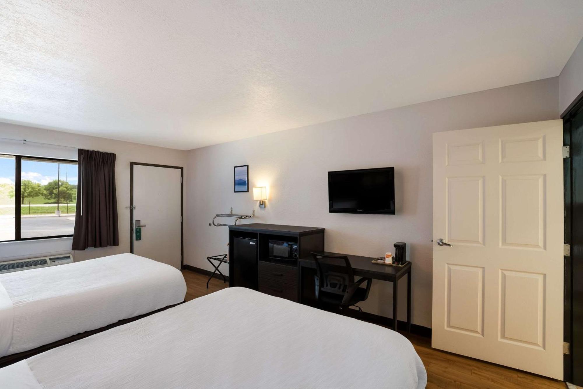 Quality Inn & Suites Junction Exterior photo