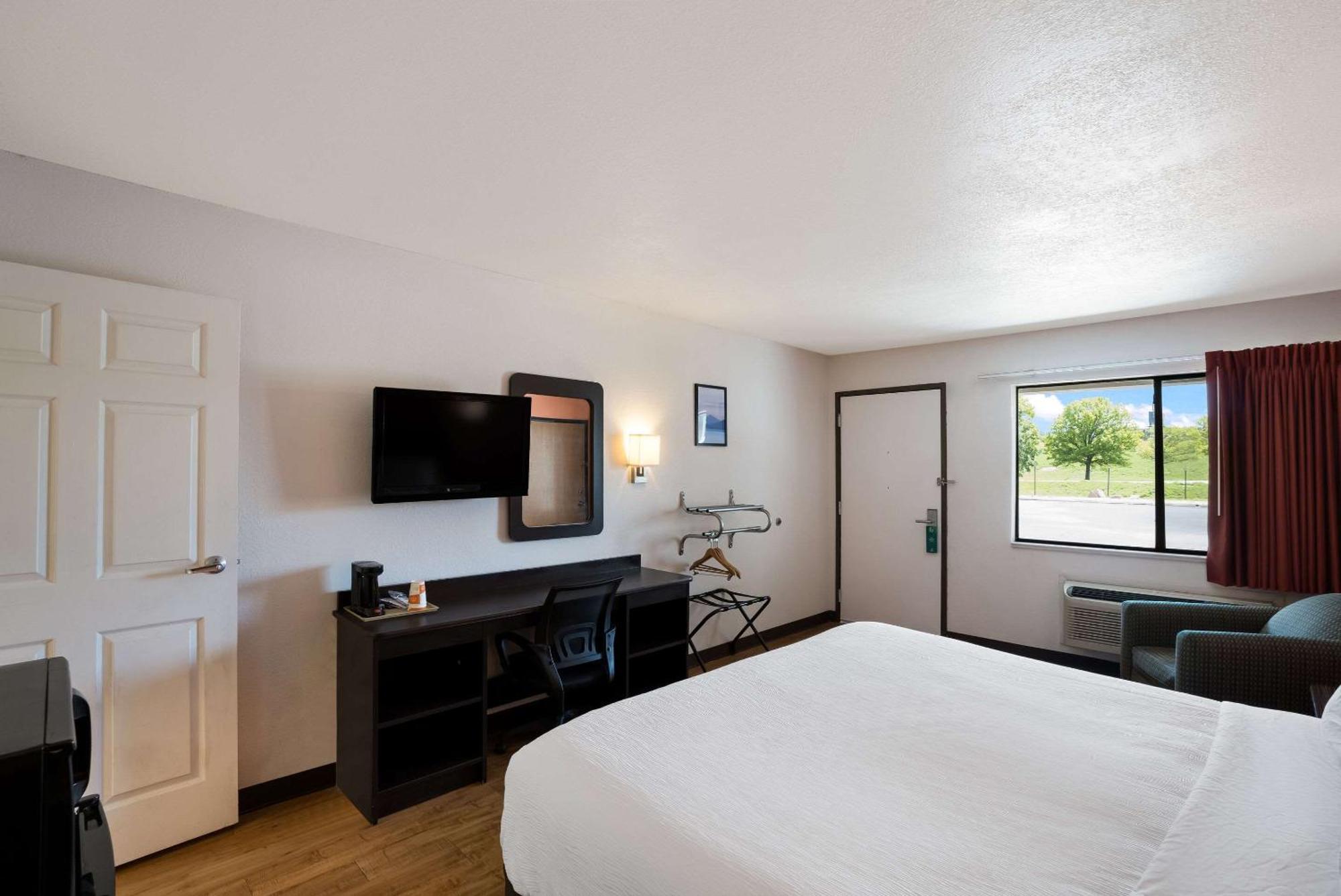 Quality Inn & Suites Junction Exterior photo