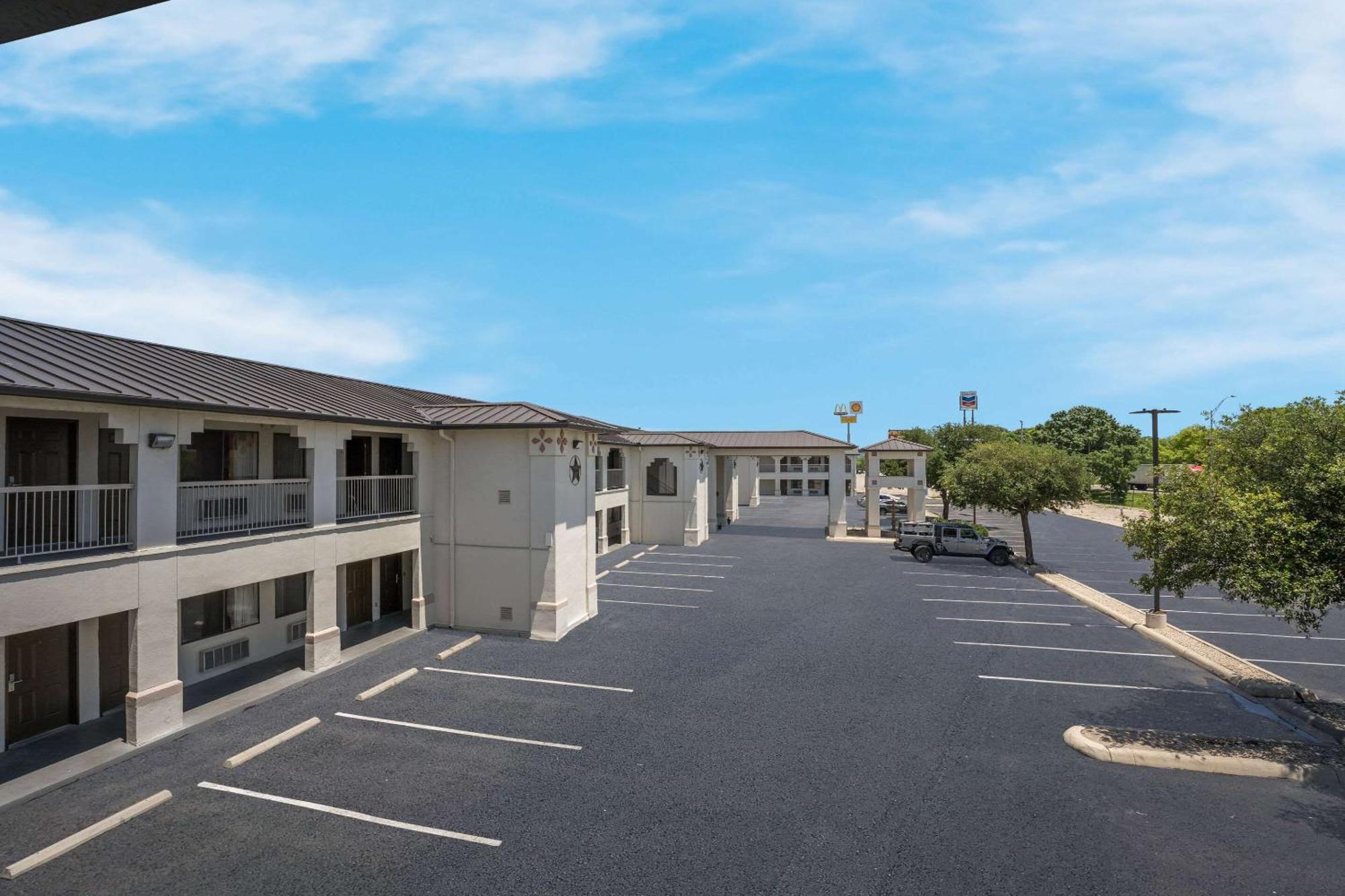 Quality Inn & Suites Junction Exterior photo