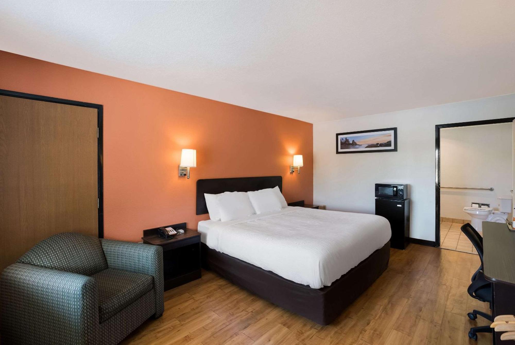 Quality Inn & Suites Junction Exterior photo