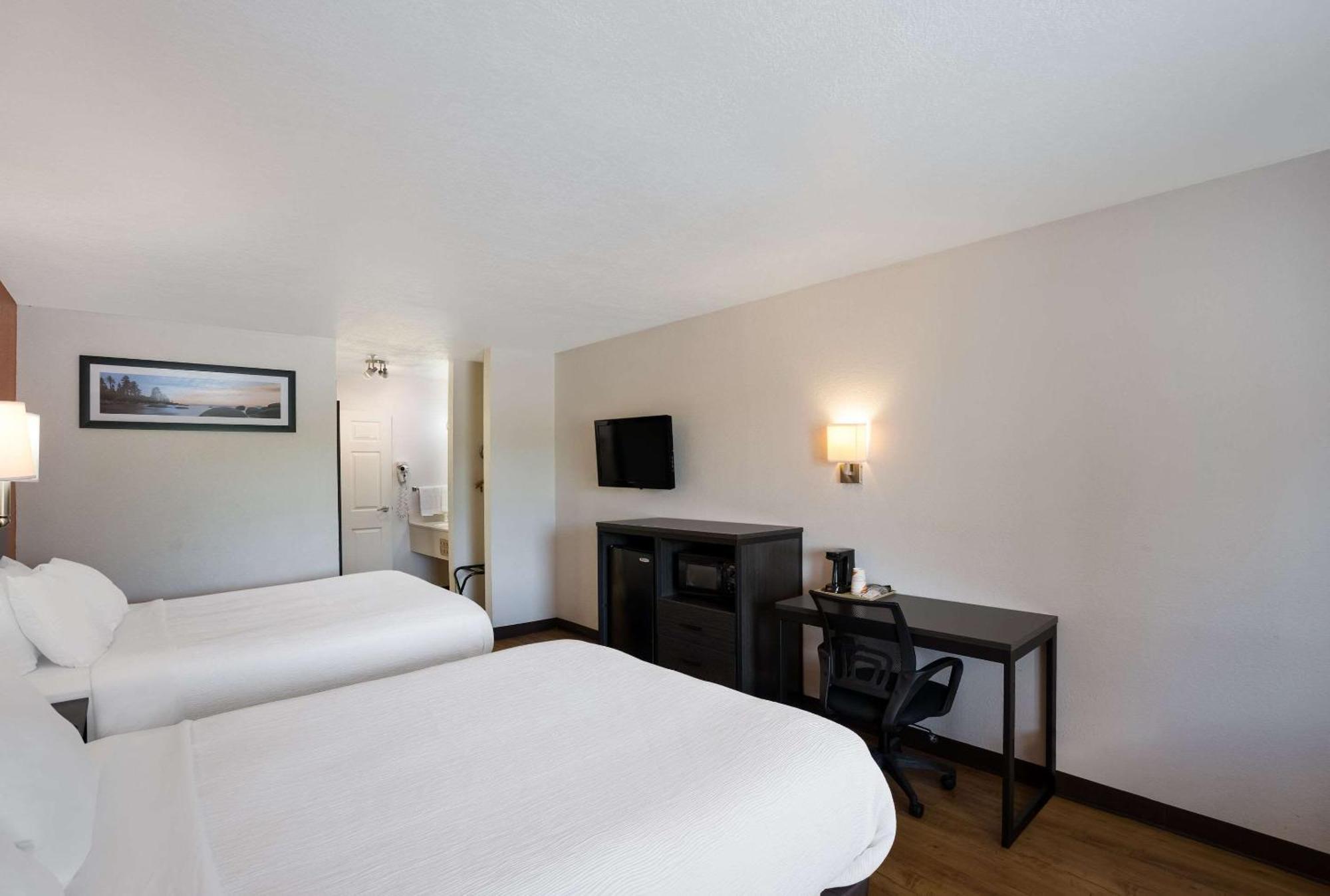 Quality Inn & Suites Junction Exterior photo