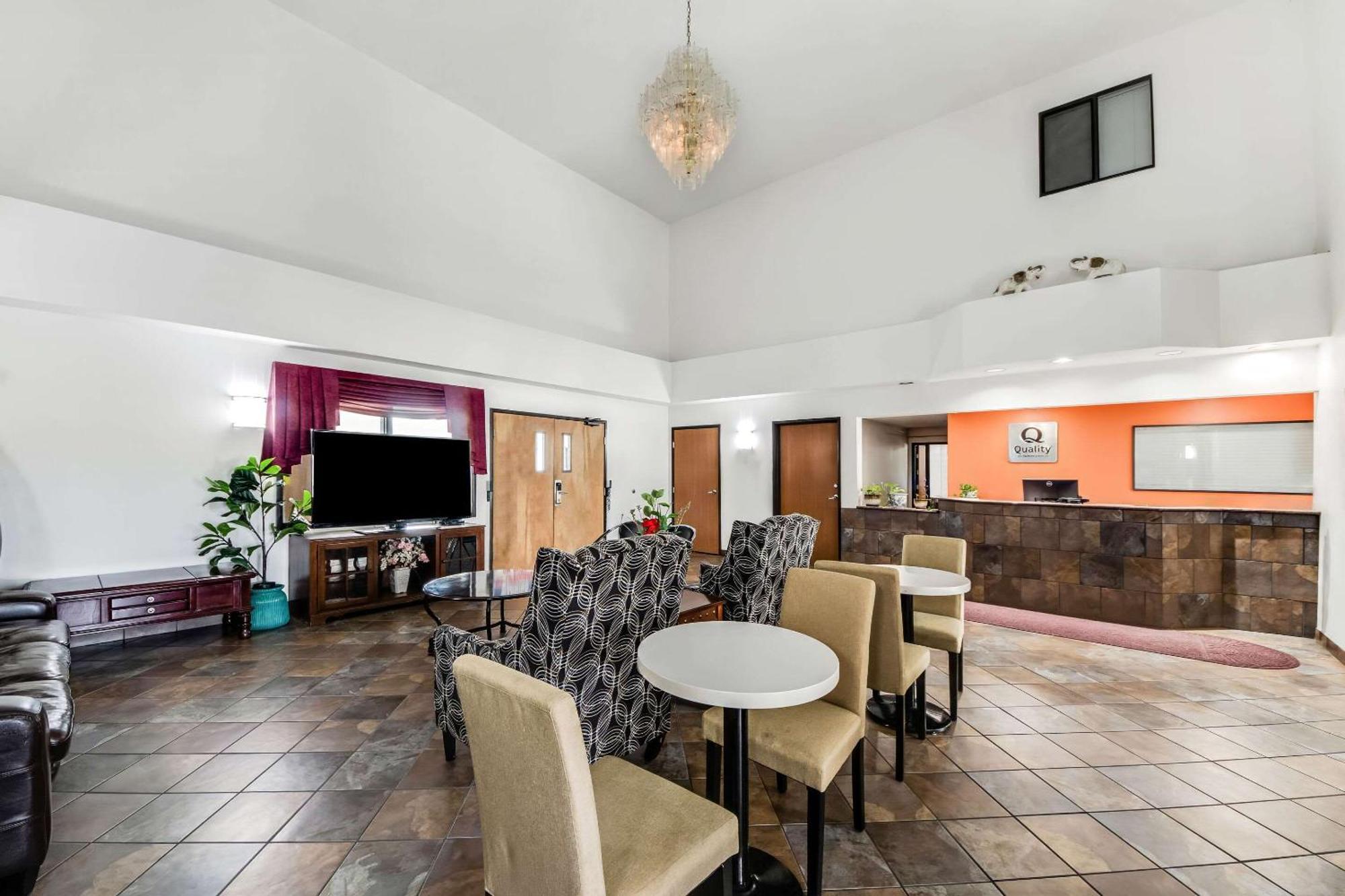 Quality Inn & Suites Junction Exterior photo