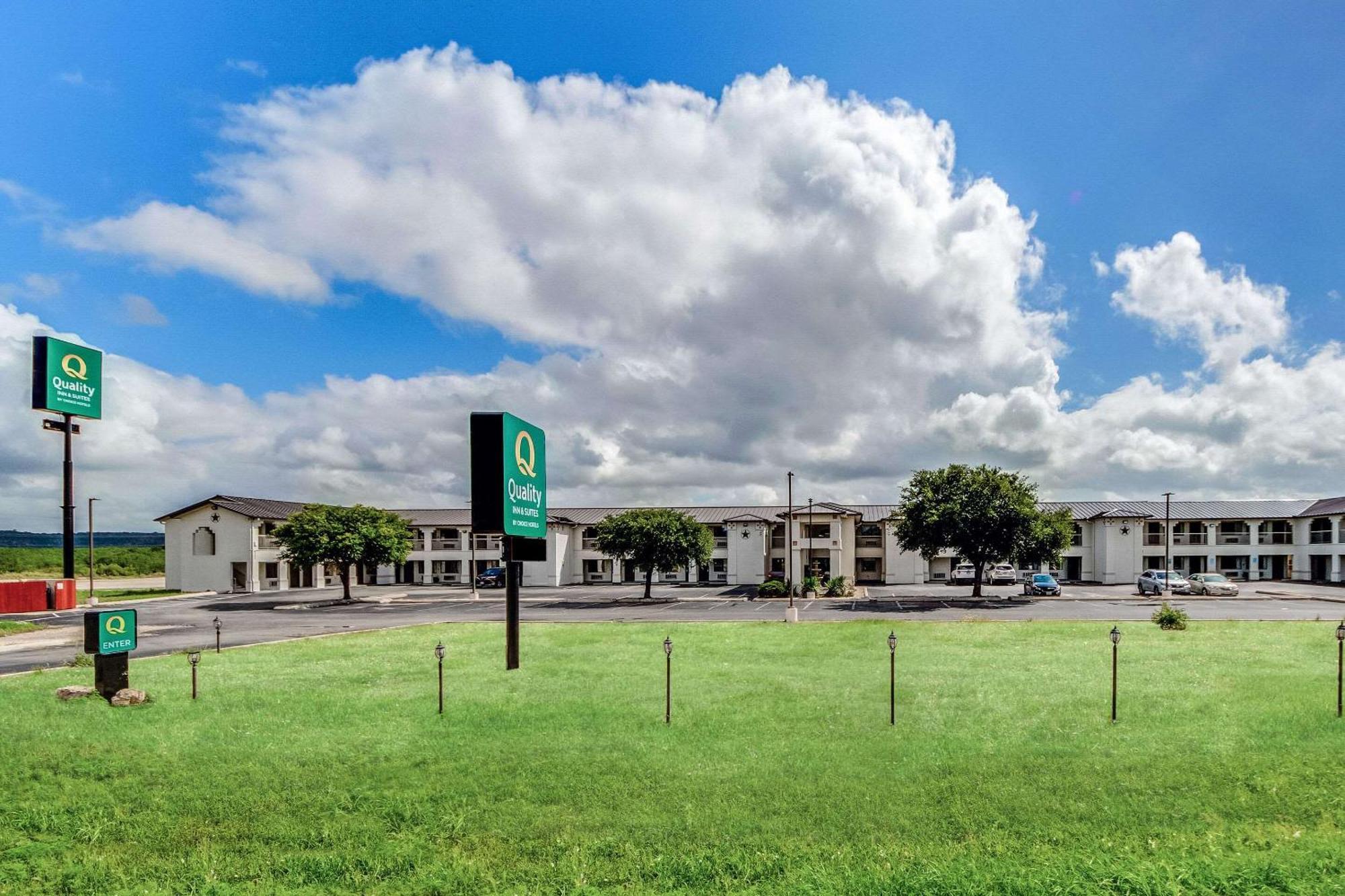 Quality Inn & Suites Junction Exterior photo