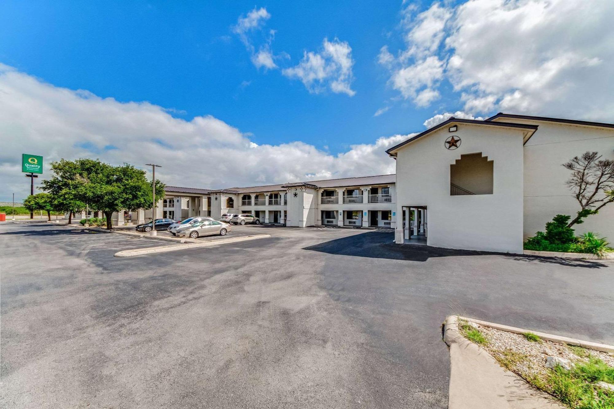 Quality Inn & Suites Junction Exterior photo